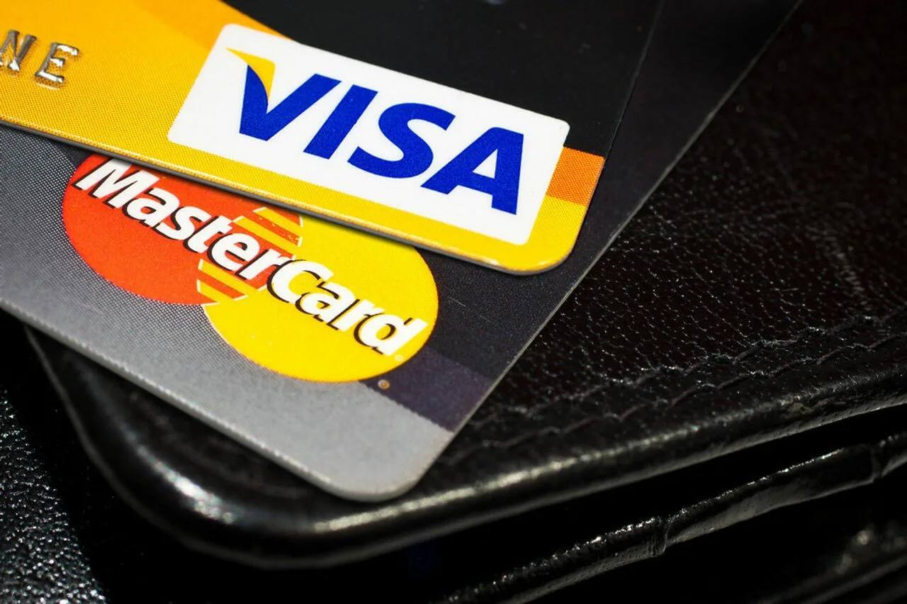 Просроченные карты Visa и MasterCard вскоре будут заблокированы. Об этом сообщил Центральный банк. Ранее карты ушедших платежных систем с февраля 2022 года автоматически получили бессрочный срок действия. Сейчас ситуация изменилась: многие россияне перешли на карты «Мир», а старые Visa и MasterCard постепенно выходят из строя, отмечают экономисты.