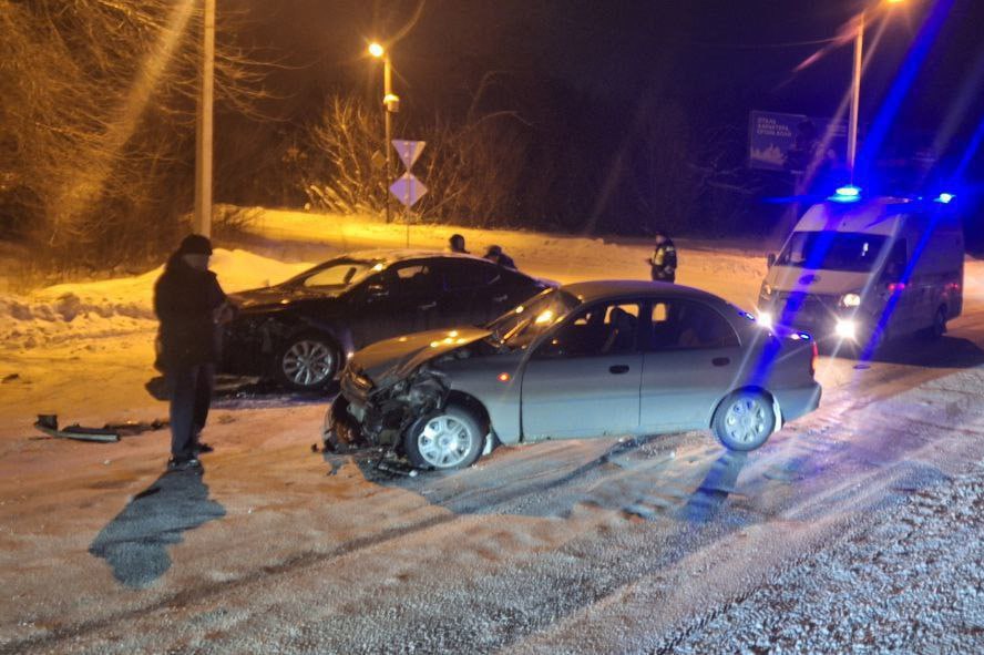 Двое детей пострадали в ДТП в Троицке Челябинской области Авария произошла накануне вечером на 5 км дороги Троицк ГРЭС Как сообщили в ГАИ на нерегулируемом перекрестке 69 летний водитель автомобиля Шевроле Ланос при повороте налево не уступил дорогу встречной Киа Оптима за рулем которой была 33 летняя женщина В аварии пострадали двое несовершеннолетних пассажиров 2011 и 2014 годов рождения находившихся в автомобилях Детям назначено амбулаторное лечение сообщает ГУ МВД по Челябинской области В Госавтоинспекции уточнили также что дети в машинах были пристегнуты ремнями безопасности