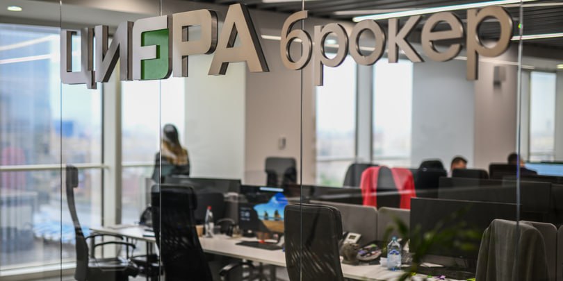 В Цифра брокер назвали топ 5 валютных облигаций Несмотря на достаточно устойчивую динамику курса рубля в последние месяцы фундаментальные факторы которые могут способствовать его ослаблению в конце этого начале следующего года сохраняются В частности это и рост госрасходов вместе с ростом дефицита госбюджета и довольно высокая накопленная инфляция в России отмечают эксперты Цифра Брокер Эти факторы вновь делают актуальным для инвесторов проблему защиты портфеля от обесценивания рубля Одним из вариантов такой защиты являются валютные облигации рассказали аналитики В Цифра брокер отобрали топ 5 валютных облигаций наиболее привлекательных для покупки с точки зрения соотношения риска и доходности  Газпром Капитал ЗО27 2 Д  ГТЛК ЗО27 Д  ГТЛК ЗО28 Д  Евразхолдинг Финанс 003Р 03  Полипласт П02 БО 03 Подробнее В Цифра брокер назвали топ 5 валютных облигаций Подписаться на Сам ты инвестор