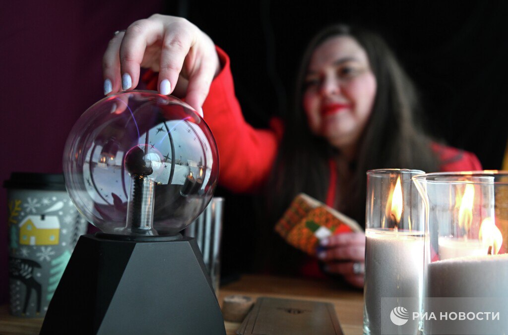 Можно ли верующим гадать объяснил религиовед Гадание в целом это богопротивное занятие верующие люди магию не практикуют Эксперт считает что традиции гадания в сочельник перед Крещением или Рождеством созданы искусственно В советское время из единичных случаев пытались сделать какую то систему Подписаться на РИА Новости