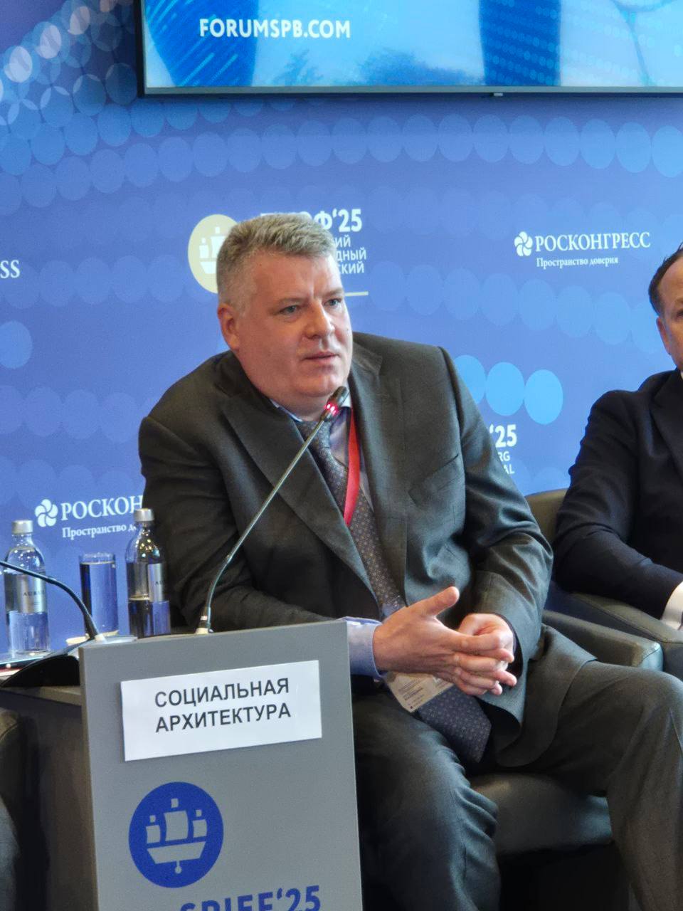 Михаил Рыбников, Генеральный директор, член правления, член совета директоров, ПАО «ФосАгро»: «Люди — наш приоритет. Социальная программа «Детям России — образование, здоровье и духовность» показала свою эффективность. Молодёжь теперь часто остаётся на своей малой родине, были созданы условия для образования молодого поколения, снизилась безработица, развивается малый бизнес. Поэтому действительно: на севере — жить»! #РАСО #ПМЭФ2025 #СоциальныеАрхитекторы