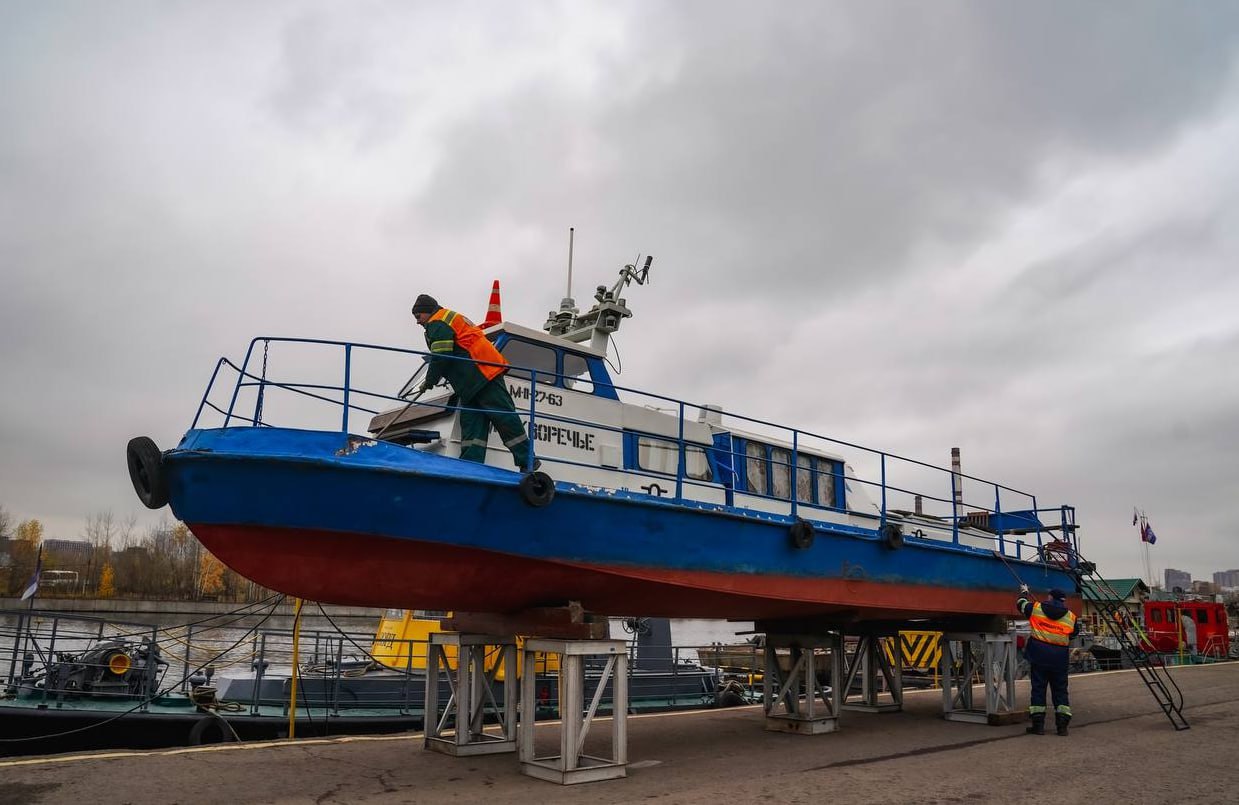 Столичный коммунальный флот начали готовить к новому сезону летней навигации запланированы ремонт и модернизация судов сообщил заммэра Москвы по вопросам ЖКХ и благоустройства Петр Бирюков После окончания навигации на воде остались два зимних судна Риф и Норд А на незамерзающих участках акватории работают судно мусоросборщик и быстроходный катер moscow on air