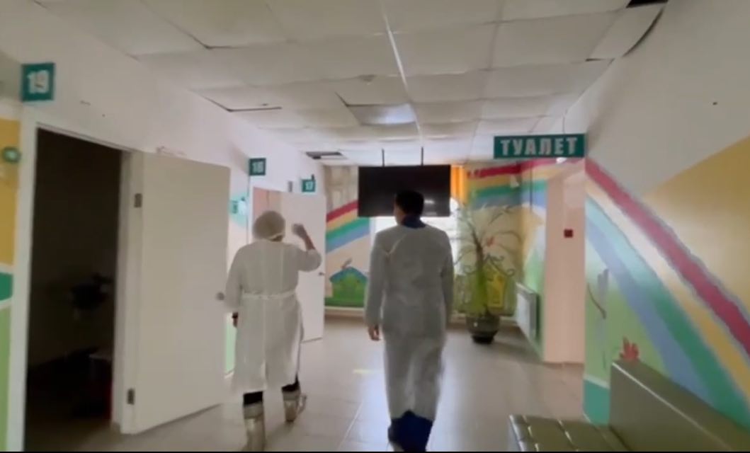 В детской поликлинике Тункинского района Бурятии устраняют последствия проблем с вентиляцией 15 января соцсети республики облетело видео в котором показано состояние в котором сейчас находится детская поликлиника центральной районной больницы Тункинского района На кадрах видно вздутый потолок плесень и ведра на полу в которые капает вода с потолка Прокуратура организовала проверку В ближайшие дни в медицинском учреждении проведут ремонт Номер один связался с главным врачом поликлиники Бадмой Лыктыповым чтобы выяснить что произошло и почему среди зимы закапали потолки Бурятия Подробнее в Номер один Сообщить нам свою новость можно по кнопке Письмо в редакцию