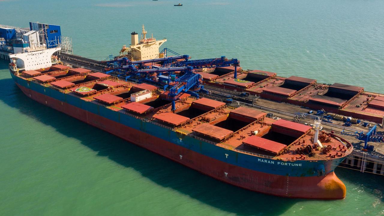 Морские порты январь октябрь За 10 месяцев грузооборот снизился на 1 5 до 732 7 млн тонн Относительно 2023 года объёмы сократились на 4 5 Наливные грузы 369 7 млн тонн 0 7 Сухие грузы 362 9 млн тонн 2 4 Экспорт 574 7 млн тонн 2 1 Транзит 62 млн тонн 13 2 Каботаж 61 9 млн тонн 7 7 Импорт 34 1 млн тонн 3 1 Балтийский бассейн 226 6 млн тонн 0 9 Азово Черноморский 219 1 млн тонн 6 1 Дальневосточный 207 1 млн тонн 5 1 Контейнерооборот снизился на 4 2 до 4 38 млн TEU Данные Морцентр   Грузопоток