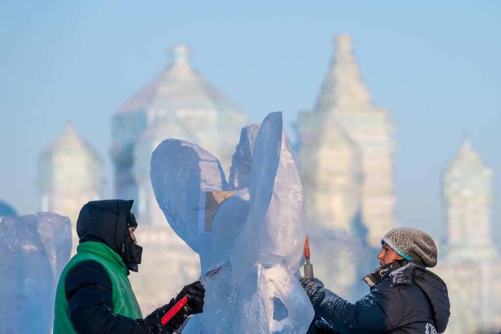 Международный конкурс ледовых скульптур проходит в Харбине  [Media]   Харбин, 4 января /Синьхуа/ -- В Харбине, административном центре провинции Хэйлунцзян на северо-востоке Китая, в пятницу, во второй день проведения 36-го Международного конкурса ледовых скульптур, друг с другом соперничали 60 мастеров из 12 стран, включая Китай, Францию, Испанию, США, Россию, Республику Корея и др. -0-  2025-01-04 10:45:15 [Full Text]