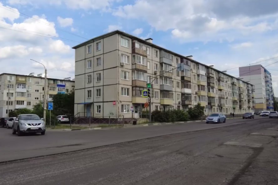  В Тамбове приступили к ремонту дороги на улице Карла Маркса 2 июня был заключён контракт на ремонт участка улицы Карла Маркса от Интернациональной до Пролетарской, Комсомольской площади и Моршанского шоссе. Финансирование работ ведётся за счёт средств региональной программы "Развитие транспортной системы и дорожного хозяйства Тамбовской области", дополнительно выделенных городу. Подрядчик приступил к работам на участке улицы Карла Маркса от Пролетарской до Чичканова. Накануне здесь провели выездное рабочее совещание. Один из основных вопросов касался определения времени ремонта. Проводить работы в ночное время - наиболее приемлемый вариант для всех участников дорожного движения, но не всегда объективно возможный, отметил в своем Телеграм-канале глава администрации Тамбова Максим Косенков. Участок ремонта, где начались работы, находится близко от жилых домов. Были выслушаны все точки зрения. В итоге принято решение проводить работы по фрезерованию с 9:00 до 16:00 и с 19:00 до 22:00. На этом этапе ремонта будет ограничено движение по полосам без полного перекрытия дороги. "Режим работ на каждом участке дороги будем определять индивидуально - в зависимости от интенсивности движения и видов работ. Общая протяжённость ремонтируемого участка улицы Карла Маркса - 2,25 км. Здесь запланированы: полное обновление асфальтового покрытия с заменой бортового камня, технических и пешеходных тротуаров, установкой нивелирующих люков, частичное обновление уличного освещения, замена остановочных павильонов и перильных ограждений", - сообщил Максим Косенков. администрация Тамбова ИА "Онлайн Тамбов.ру"