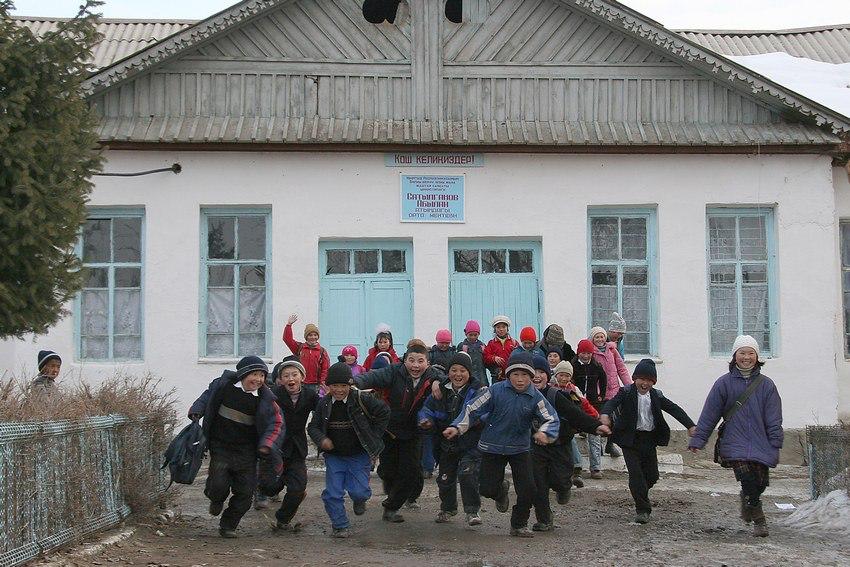 В новом учебном году бумажные дневники и журналы уйдут в прошлое Министерство просвещения сообщило, что с начала нового учебного года школы полностью откажутся от бумажных дневников и классных журналов. Теперь весь документооборот и контроль успеваемости будут вестись исключительно в цифровом формате. Для родителей внедряется приложение «Күндөлүк», в котором можно будет просматривать оценки, домашние задания, расписание уроков, учебники и другую важную информацию. Общение между школой и семьёй также планируют перевести в онлайн. Власти уверяют, что цифровизация сделает систему образования более удобной и прозрачной. Но остаётся вопрос: а как онлайн будут работать в тех городах и посёлках, где до сих пор нет устойчивого интернета?