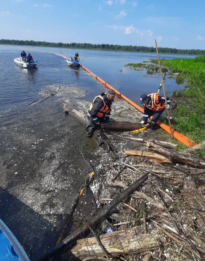 В 5 из 27 проб воды, взятых в Енисее после разлива дизельного топлива, зафиксировали превышение предельно допустимой концентрации нефтепродуктов. Об этом сообщил глава Казачинского района Красноярского края Юрий Озерских. Пробы отбирали специалисты Росприроднадзора в акватории реки с 9 по 18 июня. Работы по очистке воды и береговой линии продолжаются. На месте аварии сейчас задействованы 134 человека и 45 единиц техники. Основные мероприятия по обработке сорбентами организованы ниже по течению, на расстоянии более 30 километров от места утечки. Подробнее — на Бабре #красноярск