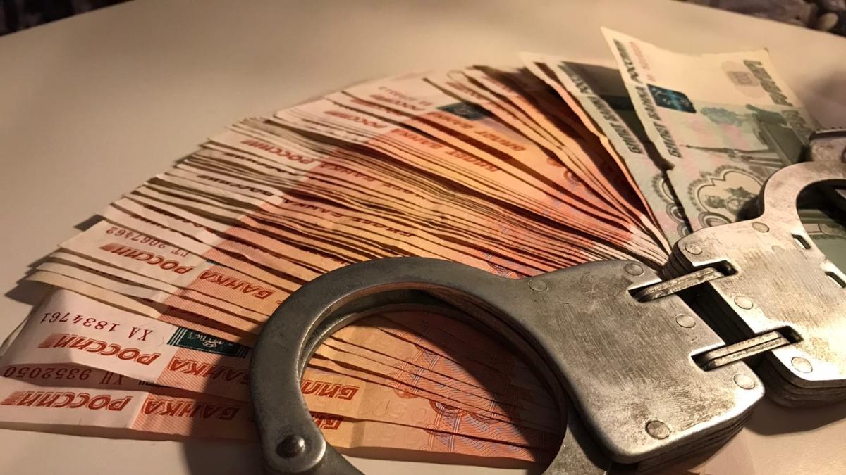В Самаре банкира ограбили на 3 миллиона рублей Главный специалист одного из самарских банков стал жертвой мошенников лишившись почти 3 миллионов рублей 26 летний мужчина обратился в полицию с заявлением о хищении 2 95 млн рублей По словам потерпевшего ему поступил звонок от неизвестного представившегося сотрудником налоговой службы Мошенник убедил банковского специалиста в необходимости срочной записи на прием и для сохранности средств предложил перевести деньги на безопасный счет Поверив злоумышленнику мужчина выполнил все его инструкции и перевел свои накопления по указанным реквизитам После перевода мошенник перестал выходить на связь Только тогда сотрудник банка понял что стал жертвой обмана и обратился за помощью в полицию сообщает пресс служба ГУ МВД по Самарской области ГТРК Самара ГТРК Самара MAX lВК lОК lСАЙТ