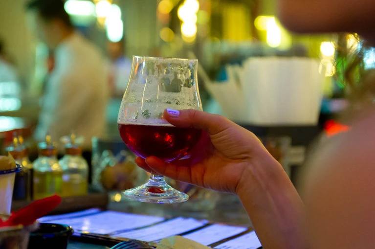 Я была вся в пепле посетительница бара подожгла волосы незнакомки в Бурятии суд вынес приговор В ту ночь 1 ноября 2025 года в заведении на улице Ленина царила обычная атмосфера Ничего не предвещало беды До того момента пока 45 летняя женщина не подошла сзади к ничего не подозревающей незнакомке и не поднесла к её голове зажигалку Кадры попавшие в сеть шокируют На них видно как сибирячка спокойно сидит за стойкой пока за ее спиной разворачивается кошмар Она даже не сразу поняла что именно случилось Прическа вспыхнула мгновенно Тушить пламя бросились другие гости и сотрудники заведения Я запускала руки в волосы и понимала что там просто съёженный комок Была вся в пепле вокруг всё чёрное рассказывала ранее пострадавшая Благодаря реакции службы безопасности подозреваемую задержали прямо на месте и передали полиции Ей оказалась местная жительница известно о ней совсем немного Сразу было заведено уголовное дело по статье Хулиганство 22 января Советский районный суд Улан Удэ вынес приговор Женщина признана виновной в хулиганстве с применением насилия Она полностью признала вину раскаялась и принесла извинения пострадавшей Также возместила ей моральный вред и материальный ущерб Сама потерпевшая после этого претензий к ней не имела говорится в решении суда Учитывая эти факты а также то что у женщины ранее не было проблем с законом суд решил не сажать её в колонию Вместо этого ее оштрафовали на 500 тысяч рублей Фото Олег ЗОЛОТО