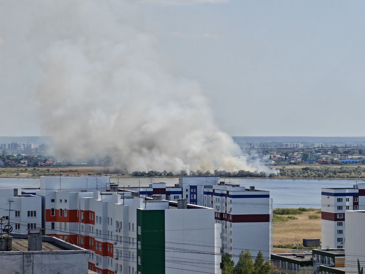 В Заозёрном сейчас горит трава Полыхает камыш в 5-м микрорайоне. На место пожара выехали спасатели МЧС. ЧП Курган ГТРК Курган