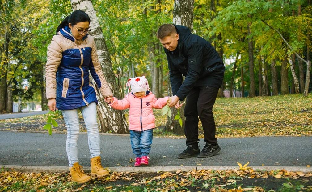 Госсобрание Башкирии отклонило законопроект о студенческом маткапитале Депутаты Госсобрания Курултая Башкирии отклонили законопроект о введении регионального студенческого материнского капитала Решение было принято на пленарном заседании парламента 30 октября Законопроект внесли четыре депутата от ЛДПР Они предлагали платить студентам родителям учащимся вузов и средних профессиональных образовательных учреждений республики по 100 тыс руб единовременно за рождение первого ребенка Средства планировалось выделять из бюджета региона а размер выплаты регулярно индексировать Соавтор законопроекта Юрий Рудаков объяснил инициативу поставленной президентом Владимиром Путиным национальной целью по достижению устойчивого прироста населения страны к 2030 году РБК УФА