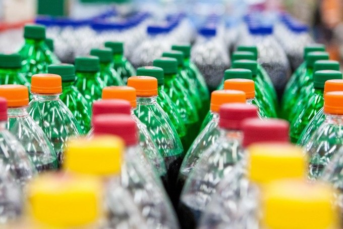 Дочка казахстанской RG Brands покупает в Узбекистане местное производство напитков Комитет по развитию конкуренции Узбекистана одобрил приобретение производителя безалкогольных напитков Southhub Соответствующее решение было принято после анализа заявки RG Brands South дочерней компании казахстанского холдинга RG Brands официального дистрибьютора напитков и лимонадов в Узбекистане Спецкомиссия установила что сделка не окажет прямого влияния на конкурентную среду и рекомендовала разрешить покупку 100 доли Southhub Компания была зарегистрирована в сентябре 2025 года в Янгиюле с уставным фондом 100 млрд сумов и принадлежит фирме Master Global Plyus владельцу брендов Cool Line и антисептика Carelux Среди совладельцев Southhub Максуд Файзуллаев Нилуфар Хаджаева Хабибулло Хасанов и Бобир Каримов RG Brands South создана в 2021 году полностью принадлежит RG Brands и имеет уставной фонд 23 12 млрд сумов Сделка позволит холдингу укрепить позиции на узбекском рынке безалкогольных напитков RG Brands South полностью принадлежит холдинговой структуре казахстанского производителя напитков RG Brands бренды Ava Asu Piala и другие и поставляет продукцию материнской компании в Узбекистан Telegram Facebook Instagram LinkedIn