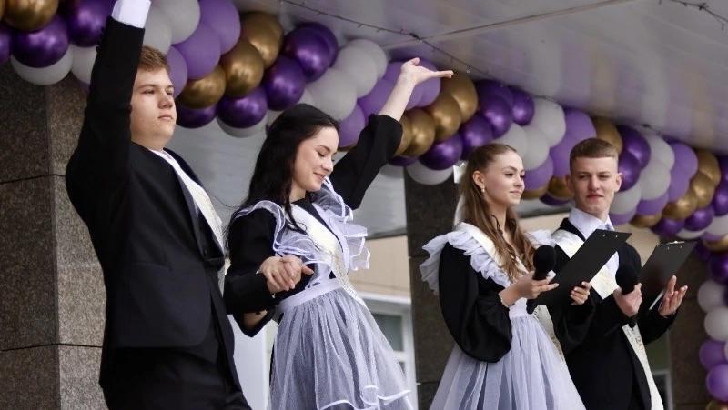 Минпросвещения РФ утвердило единые дни последних звонков и выпускных в 2026 году Последние звонки в школах планируется провести 26 мая выпускные вечера 27 июня Ведомство отправило соответствующие рекомендации во все субъекты РФ Регионам поставлена задача строго соблюдать все требования комплексной безопасности в дни мероприятий Напомним основой период ОГЭ в 2026 году пройдет с 1 июня до 9 июля основной период ЕГЭ с 2 июня до 6 июля Подписаться на нас Telegram I MAX Прислать нам новость Sakhonlinebot