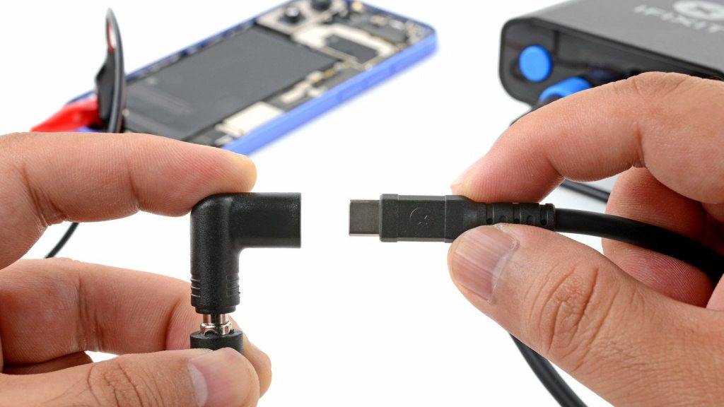 Специалисты iFixit разработали уникальный инструмент для замены батареи в iPhone 16  В этом году Apple оснастила аккумуляторы базовых моделей iPhone 16 и iPhone 16 Plus инновационным типом клея, который можно ослабить с помощью слабого электрического тока. Сама компания рекомендует использовать для этого процесса батарею на 9 В с зажимами типа «крокодил», но эксперты iFixit разработали более изящный девайс.  Новый инструмент под названием VoltClip представляет собой пару зажимов типа «крокодил» со встроенным переходником на USB-C. Его достаточно подключить к любому пауэрбанку или адаптеру питания на 9/12 В, чтобы отклеить батарею в iPhone 16. Процесс занимает примерно 60–90 секунд.  VoltClip уже продаётся на сайте iFixit по цене $10,95. Наверняка китайские умельцы уже скоро начнут продавать такие же инструменты, но в 10 раз дешевле.