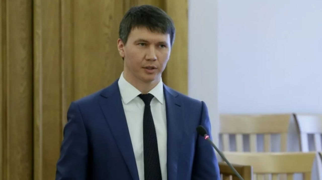 26 сентября в Барнауле задержали экс руководителя управления Алтайкрайимущества Александра Теплова Бывшего чиновника подозревают в махинациях при реализации государственной собственности региона Об этом сообщил Telegram канал Антитеза По данным источника Теплов покинул Россию после ареста своего бывшего руководителя вице губернатора Ивана Кибардина а также после собственного увольнения из администрации края Сначала экс чиновник якобы уехал в Таиланд затем перебрался в Черногорию но в итоге вернулся в Россию где был задержан Слухи о возможных проблемах Теплова с законом циркулировали с момента ареста Кибардина Теперь согласно полученной информации бывший чиновник может быть помещен в СИЗО Официального подтверждения от правоохранительных органов на данный момент нет Фото altairegion22 ru