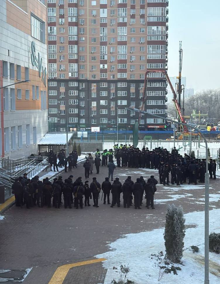 Полицейские устроили рейд против мигрантов сразу в нескольких районах Ростова: среди прочего сотрудники стучатся в квартиры жилых домов.   Жители Левенцовки рассказали, что как минимум четыре человека в форме ходят по квартирам и просят у жильцов документы – якобы ищут нелегалов. Такие же сообщения поступили из ЖК Вересаево и из других микрорайонов города.   В полиции подтвердили, что силовики действительно проводят антимиграционный рейд. «Чтобы убедиться в том, что жители действительно имеют дело с полицейскими, можно, уточнив данные сотрудника, позвонить в дежурную часть территориального отдела полиции», — уточнили в пресс-службе.   Новости №1 в Ростове  Прислать новость/фото