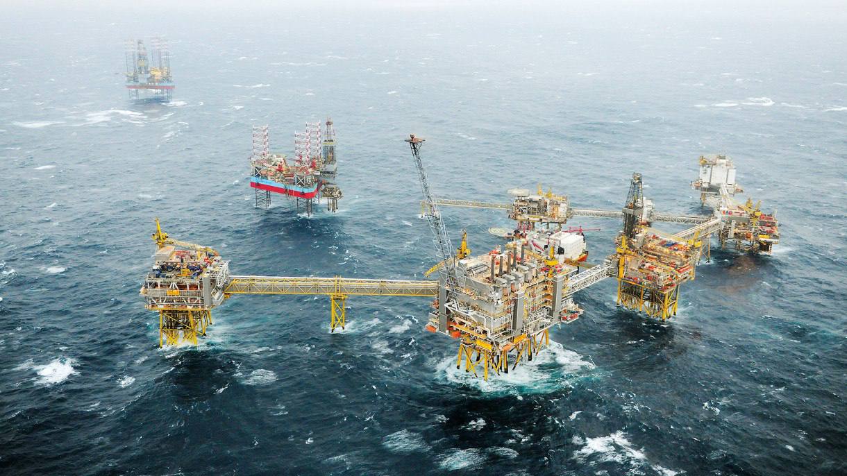 Крупнейшие нефтяные компании США сокращают тысячи рабочих мест ConocoPhillips COP проинформировала о предстоящем глобальном сокращении численности сотрудников на 20 25 включая штатных сотрудников и подрядчиков Основная часть сокращений произойдет к концу 2025 года По состоянию на 31 декабря 2024 года в ConocoPhillips работало 11 800 человек На вчерашних торгах COP потеряла 4 33 С начала года акции COP упали на 5 уступая биржевому инвестиционному фонду SPDR S P Oil Gas Exploration Production 2 5 Параллельно упали цены на акции других нефтяных компаний на слухах о том что ОПЕК рассмотрит вопрос о дальнейшем увеличении добычи нефти на встрече в это воскресенье есть вероятность что ОПЕК может приостановить увеличение добычи в октябре но окончательное решение еще не принято По поводу ConocoPhillips NYT пишет что компании часто увольняют работников после крупных покупок объявление появилось почти через год после того как компания завершила сделку по приобретению Marathon Oil за 22 5 млрд которая была частью серии сделок в нефтяной отрасли США анализ тут Chevron вторая по величине нефтяная компания США объявила в этом году о планах сократить до 20 своего персонала а это около 9000 человек Другие компании проводили сокращения в меньших масштабах Увольнения отражают нюансы того как пересмотр американской энергетической политики администрацией Трампа сказывается на компаниях занимающихся ископаемым топливом Хотя в этом году сектор добился многих политических побед от обещаний ускорить выдачу разрешений до более частых продаж аренды и смягчения правил по выбросам многие из этих изменений потребуют нескольких лет чтобы принести прибыль Сегодня на компании влияет цена на нефть и природный газ И хотя цены на газ восстановились после рекордного падения в 2024 году цены на нефть остаются на приемлемом уровне Сейчас в США баррель сырой нефти стоит 64 и в течение большей части года он торговался в этом диапазоне Этого достаточно для большинства компаний чтобы зарабатывать деньги на бурении новых скважин но намного меньше нежели они привыкли получать в последние несколько лет В 2024 году средняя цена на нефть в США составляла около 77 за баррель Недавнее сокращение штата в крупных нефтегазовых компаниях по видимому пока не оказало значительного влияния на общее количество людей работающих в этом секторе Согласно федеральным данным в июне в секторе нефтегазовых услуг который как правило является наиболее цикличной частью отрасли было занято на 2 меньше людей по сравнению с предыдущим годом С другой стороны количество рабочих мест в сфере строительства трубопроводов выросло Однако если рассматривать более длительный период то американская нефтегазовая промышленность сокращается несмотря на то что добыча достигла рекордных показателей По факту Агентство Reuters сообщило что генеральный директор ConocoPhillips Райан Лэнс объявил о реструктуризации в видеообращении к сотрудникам и проведет общее собрание сегодня Сокращение рабочих мест в ConocoPhillips направленное на поддержание прибыли и доходов акционеров является последним в раунде затрагивающем нефтегазовый сектор стремление к оптимизации после падения цен на нефть на 12 5 в этом году Chevron сокращает пятую часть своих сотрудников BP планирует сократить примерно 6200 офисных рабочих мест т е 15 от 40 000 сотрудников к концу 2025 года Производители нефти и газа уже много лет ищут и находят способы добывать больше нефти при меньших затратах И эти поиски продолжаются ivankroshnyi ConocoPhillips COP Chevron BP нефть газ энергетика сокращения рынки экономика