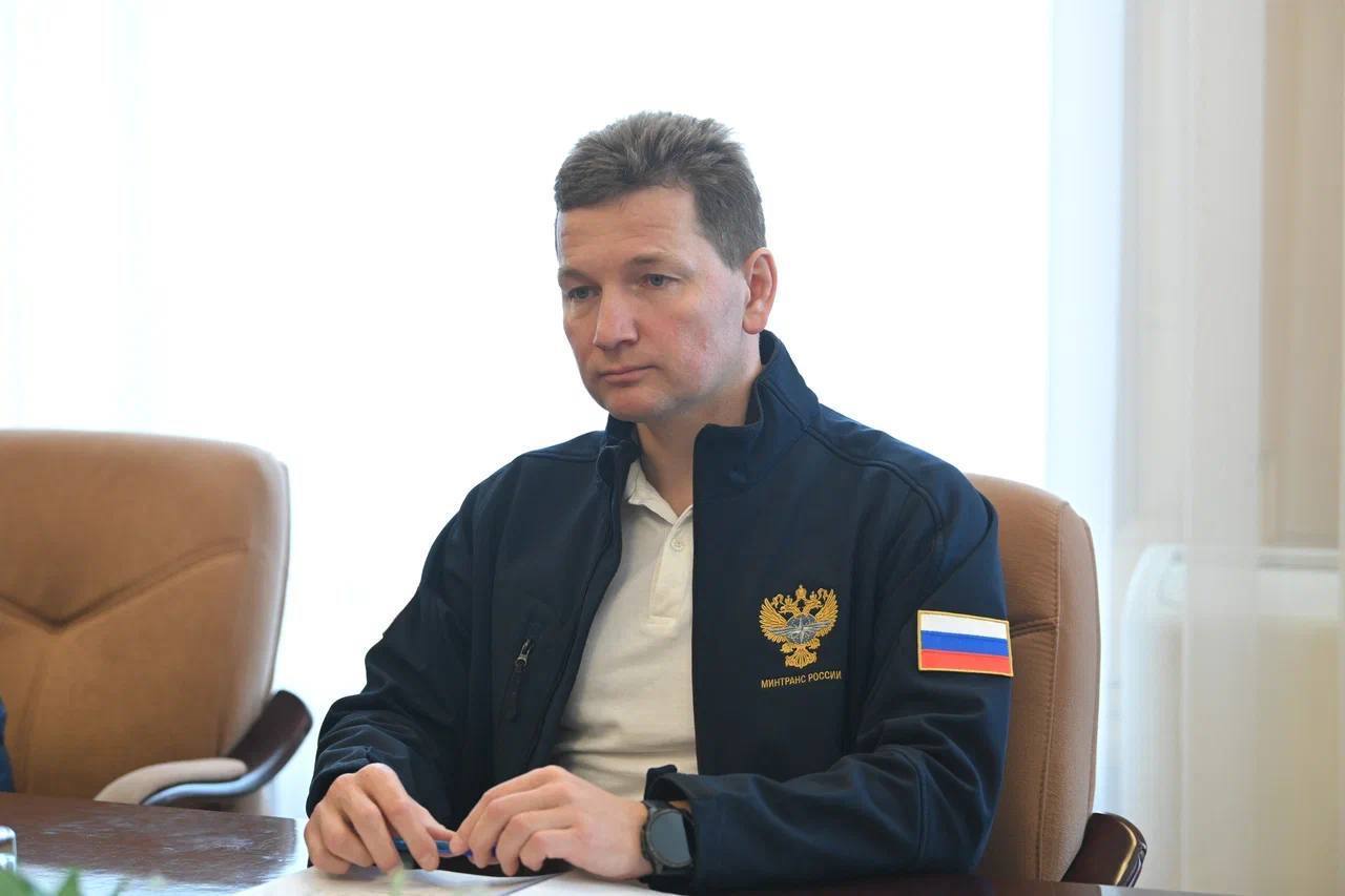 Автомобильный пункт пропуска Большой Уссурийский построят к концу 2028 года Во время рабочей поездки в Хабаровский край первый заместитель министра транспорта Валентин Иванов и руководитель Росгранстроя Геннадий Безлобенко встретились с губернатором Дмитрием Демешиным. Они обсудили строительство автомобильного пункта пропуска Большой Уссурийский, который возводится по поручению Президента в рамках нацпроекта «Эффективная транспортная система». "Границу через пункт пропуска смогут пересекать до 1 млн человек в год. В сутки через погранпереход смогут проезжать 250 грузовых, 100 легковых и 50 пассажирских транспортных средств по 10 полосам движения. Мы планируем завершить все мероприятия до конца 2028 года", — отметил Геннадий Безлобенко. Росгранстрой в ближайшее время намерен заключить госконтракт на строительство пункта «под ключ», что сократит сроки возведения на полгода. #нацпроект Фото: AmurMedia Прислать новость