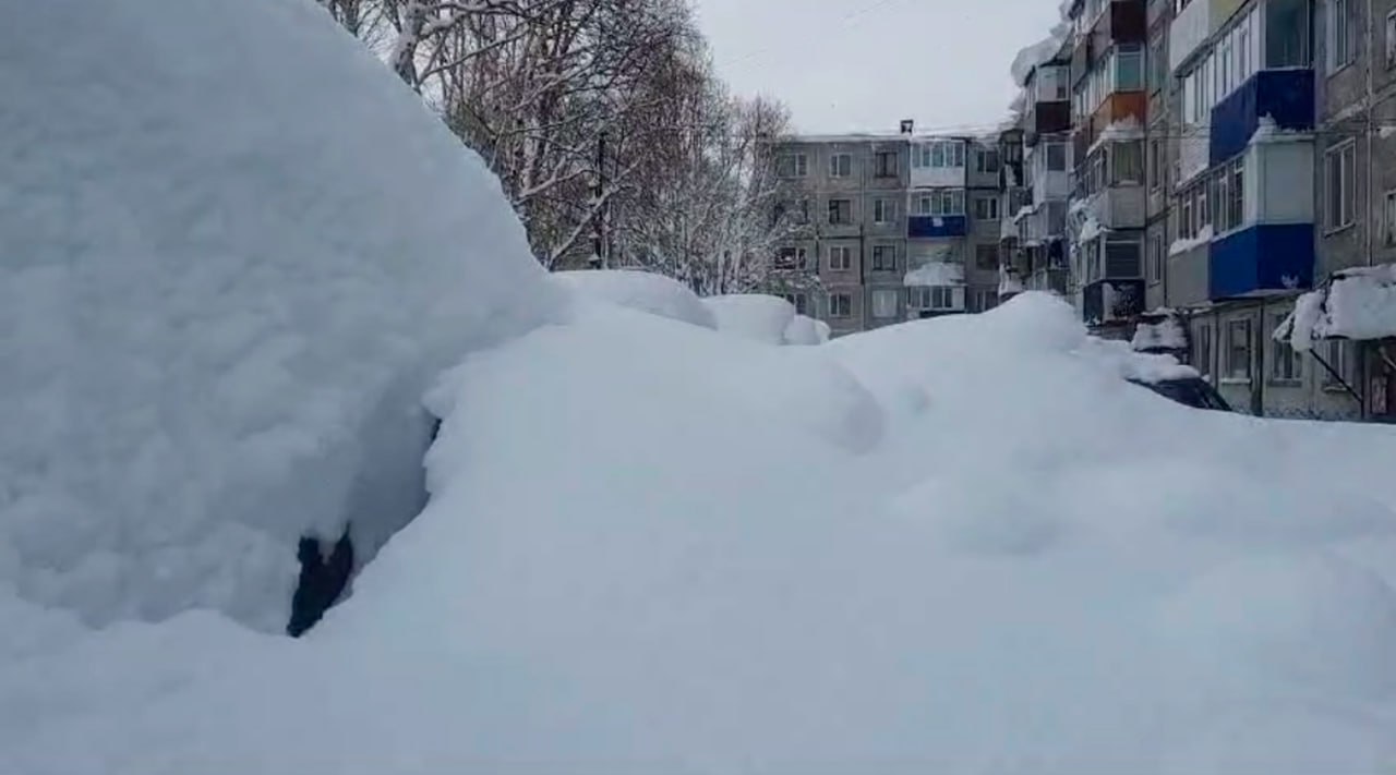 На Камчатке за сутки выпало почти две трети месячной нормы осадков. В столице региона дороги расчищают полсотни единиц техники. Местные туроператоры рассказывают, что и по Петропавловску-Камчатскому экскурсии отменены.  О том, что происходит с туристами, написали в материале Profi.Travel.    #камчатка #циклон #снег #экскурсии #туроператоры #петропавловсккамчатский