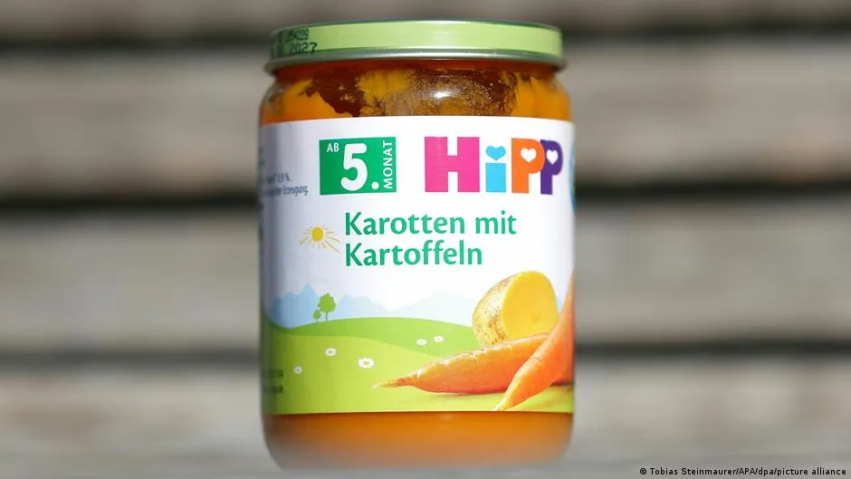В Австрии в банке детского питания HiPP нашли крысиный яд Полиция сообщила об обнаружении вещества в банке пюре из моркови и картофеля Вероятно продукция была подделана неизвестными лицами Банку передал полиции один из покупателей его ребенок не успел съесть питание Накануне швейцарский бренд HiPP отозвал весь ассортимент пюре в банках из более чем 1 5 тыс супермаркетов Spar в Австрии и подчеркнул что употребление этого питания может быть потенциально опасным для жизни При этом в HiPP указали на внешнее преступное вмешательство отметив что продукция покинула завод в идеальном состоянии Полиция подтвердила что банка в которой обнаружили яд была вскрыта Партия с питанием HiPP была также изъята в Чехии и Словакии после обнаружения токсичного вещества В Германии в данный момент отравленную продукцию HiPP не обнаруживали однако расследование идет полным ходом сообщает Der Spiegel со ссылкой на власти Верхней Баварии граничащей с Австрией dwglavnoe