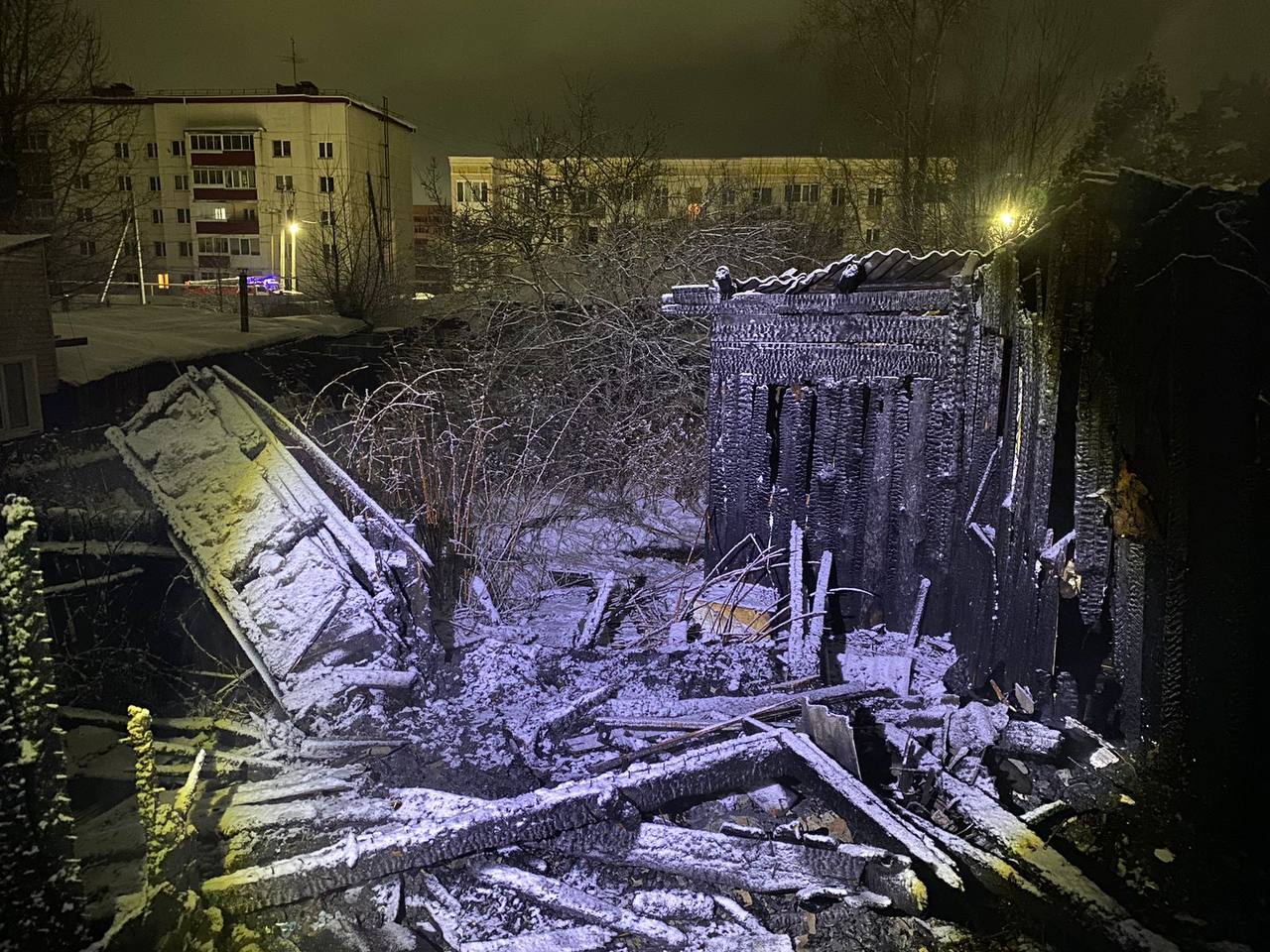 Мужчина погиб в пожаре этой ночью   Огонь вспыхнул в доме в посёлке Светлый Арамильского городского округа. Предварительно установлено, что в момент возникновения пожара в доме были двое мужчин. Один из них попытался вытащить своего товарища, однако дым и пламя не позволили этого сделать.    Одна из версий пожара — неосторожное обращение с электроприборами или их неисправность.    Следственный комитет