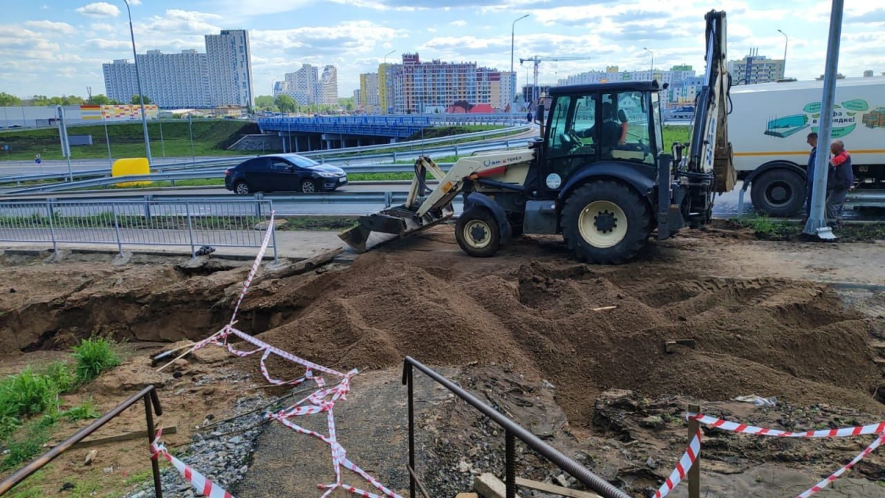 В Уфе забетонировали размытый из-за сильных дождей участок дороги на улице Генерала Рыленко Генподрядчик обещал решить проблему в рамках исполнения гарантийных обязательств уже сегодня. Подрядчик забетонировал место, откуда пошла вода по склону. Параллельно организован подвоз песчано-гравийной смеси для засыпки промоины. В данный момент идут уплотнительные работы ПГС на участке от пешеходного тротуара к лестнице. Моя Уфа. Подписаться Прислать новость