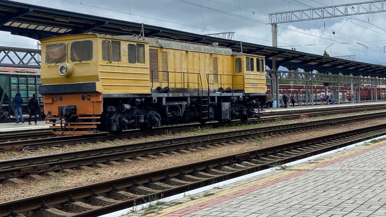 Железнодорожные перевозки в Донбассе и Новороссии выросли почти на 2 в 2025 году Совокупный объем грузоперевозок по железнодорожной сети Донецкой и Луганской народных республик а также Запорожской и Херсонской областей по итогам 2025 года достиг 21 66 млн тонн что почти на 2 превышает показатели 2024 года Об этом сообщили в пресс службе Министерства транспорта России Объем перевозок по железным дорогам четырех исторических регионов Донецкой и Луганской народных республик Запорожской и Херсонской областей составил 21 66 млн тонн грузов Показатель превысил плановый на 2 4 Погрузка перевыполнена на 3 1 к плану и на 1 9 выше уровня 2024 года говорится в сообщении Южная служба новостей