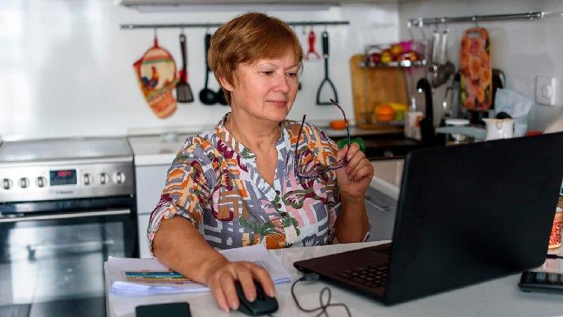 Россиян обложат дополнительными налогами на товары из-за рубежа Интернет-площадки, которые занимаются трансграничной торговлей, будут платить НДС за проданные у них товары дешевле 200 евро, рассказал на Петербургском международном экономическом форуме ПМЭФ заместитель министра финансов Алексей Сазанов, пишет shoppers.media.