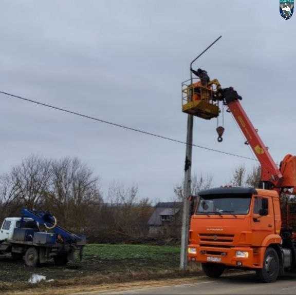 На автодороге под Орлом появилась новая опора освещения  Прежняя разрушилась в результате ДТП. Водитель легкового автомобиля не справился с управлением и столкнулся со столбом.    Новую опору установили на трассе "Орел-Гать-Лаврово-Редькино" сотрудники "Дорожной службы"    Вести-Орел. Подписаться