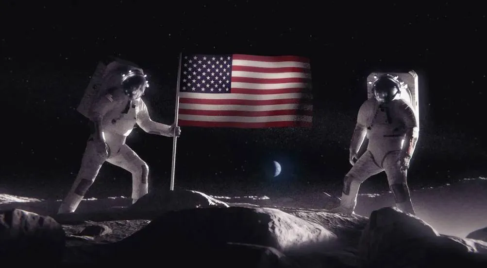 NASA испытывает трудности в производстве скафандров для полетов на Луну NASA заключило контракт на разработку скафандров для программы Artemis с Axiom Space в 2022 году Однако уже сейчас фиксируются задержки в связи с этим демонстрационные полеты Artemis и на МКС могут состояться не раньше 2031 года Предполагается что экипировка будет выдерживать экстремальные температуры на южном полюсе Луны а также низкие температуры в постоянно затенённых регионах Астронавты в таких скафандрах смогут находиться в открытом космосе не менее восьми часов Компания в сотрудничестве с итальянским домом моды Prada продемонстрировала дизайн скафандра в 2024 году Особое место уделяется безопасности снаряжение уже прошло испытания в том числе подводные тесты наука мир общество