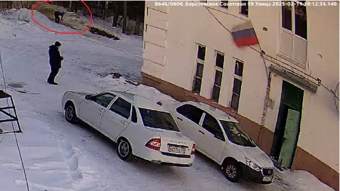 В Шарыповском районе мужчина на работе упал в яму с горячей золой и скончался Мужчина из ямы с горящей золой выбрался самостоятельно. На предприятии происшествие скрыли, пострадавшего с ожогами 2-3 степени отправили домой. Там он сам вызвал себе скорую, но через 2 недели умер в больнице. Возбуждено уголовное дело. Инцидент произошел в феврале 2025 года в Шарыповском районе в МКУ «Управление службы заказчика», рассказали в прокуратуре. Мужчина чистил печи от золы и скидывал ее в яму возле котельной – специальных контейнеров для утилизации на предприятии не было. Работник оступился и упал прямо в горячую золу. Он получил ожоги лица, рук и ног 2-3 степени. Помощи от коллег мужчина не дождался и вылез из ямы самостоятельно. Другие сотрудники предприятия также не оказали необходимую помощь и даже не вызвали «скорую». Вместо этого его увезли домой. Врачей мужчина вызвал сам. Но в больнице он скрыл, как получил ожоги – объяснил все «неосторожностью в быту». Через несколько дней ему стало хуже, санавиацией его доставили в реанимацию краевого центра. Через 2 недели после происшествия он скончался. Прокуратура начала проверку. Падение в яму с горячей золой отрицали и работники учреждения. В доказательство они демонстрировали специальные баки за зданием подразделения и предполагали, что коллега мог получить ожоги в собственной бане. Но правоохранители нашли запись с камеры соседнего здания. На ней видно, как пострадавший выбрался из ямы. «Так, руководство учреждения не только не обеспечило безопасные условия труда, но и скрыло производственную травму и не известило ведомства и службы о произошедшем», – заключили в прокуратуре. Возбуждено уголовное дело по статье о нарушении требований охраны труда, из-за которого погиб человек. По ней виновным грозят до 4 лет принудительных работ или лишение свободы на тот же срок. tvknews.ru