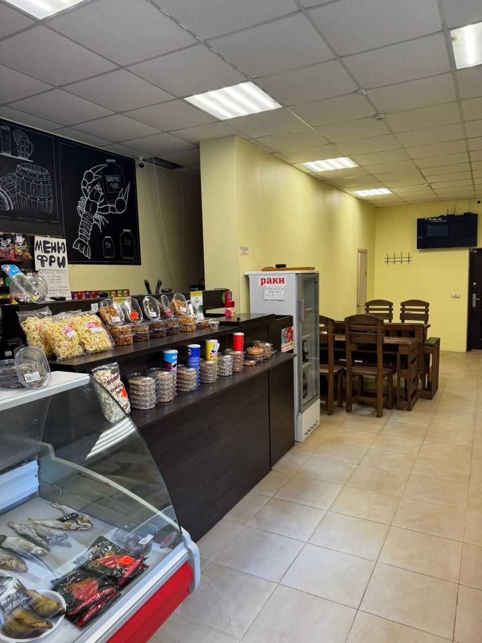 Очередное изъятие алкогольной продукции пива прошло на территории округа. В рамках рассмотрения обращения гражданина, сотрудниками администрации и отдела ИАЗ УВД России по городу Краснодару осуществлен выезд в один из объектов розничной торговли. В ходе мероприятия сотрудниками полиции установлен факт реализации пива без необходимых сопроводительных документов. Как следствие в отношении индивидуального предпринимателя составлен административный протокол по статье 14.2 КоАП РФ, также изъято 120 литров пива. Напомним, что это уже 11 объект в котором установлены факты незаконной продажи товаров, свободная реализация которых запрещена или ограничена. Работа в данном направлении будет продолжена.