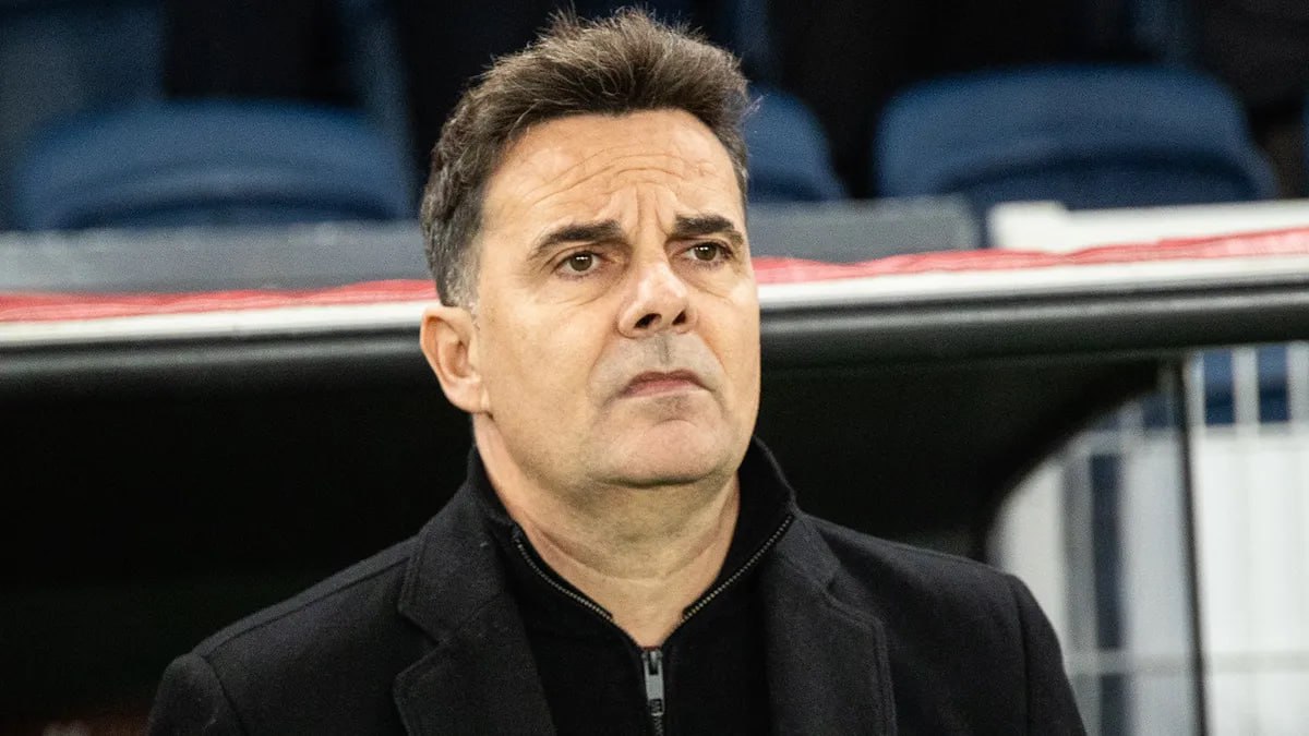 Сборная Белоруссии по футболу уволила испанца с поста главного тренера Сборная Белоруссии по футболу объявила об увольнении испанца Карлоса Алоса с поста главного тренера национальной команды Руководство Белорусской федерации футбола и Алос договорились о расторжении контракта по обоюдному согласию Карлос Алос тренировал сборную Белоруссии с августа 2023 года Под его руководством команда провела 26 матчей в которых одержала 6 побед 10 раз сыграла вничью и потерпела 10 поражений