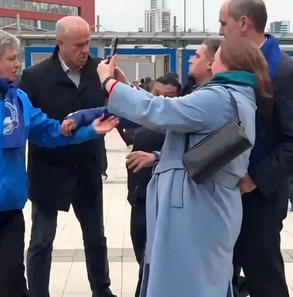 В Екатеринбурге на первомайской демонстрации неизвестный попытался напасть на губернатора Дениса Паслера Инцидент произошёл на стадионе Екатеринбург Арена когда глава региона фотографировался с местной жительницей Мужчина попытался прорваться к губернатору с правой стороны но его перехватили сотрудники охраны Нарушитель оказывал сопротивление однако его удалось скрутить Ни Денис Паслер ни окружающие его люди не пострадали Праздничное мероприятие продолжилось В департаменте информационной политики Свердловской области подтвердили что мужчина передан правоохранительным органам для выяснения обстоятельств Момент попытки нападения попал на камеру Фото скрин видео ЕАН