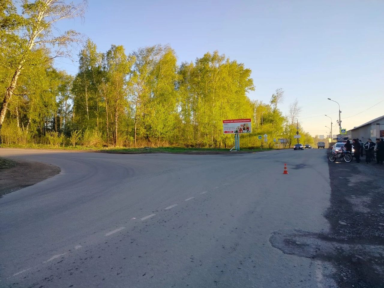 В Новосибирске скорая увезла девочку после ДТП с двумя питбайками Вечером 11 мая в Новосибирске произошло ДТП с участием несовершеннолетних водителей на питбайках. Около 19 часов 10 минут в районе дома №169 корпус 1 по проспекту Дзержинского подросток 2010 года рождения за рулем питбайка марки Стармакс столкнулся с питбайком марки Койе. По данным Госавтоинспекции, за рулем последнего находился его сверстник. В результате столкновения пострадала девочка 2012 года рождения, ехавшая пассажиром на питбайке Стармакс. Прибывшая на место скорая помощь доставила ее в медицинское учреждение. КП-Новосибирск