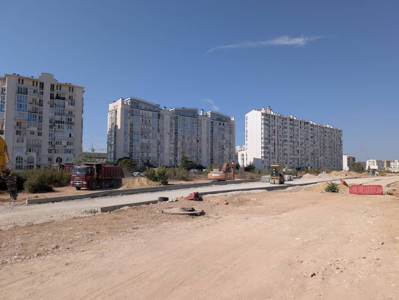 На Античном проспекте началось асфальтирование:   На участке 150 метров уложен нижний слой асфальтобетона. Дорога, протяженностью 1,74 км, готова на 55% и свяжет микрорайон «Омега» с Камышовым шоссе, разгрузит проспект Героев Сталинграда и обеспечит доступность к школам и детским садам.  Завершение строительства планируется до конца года.