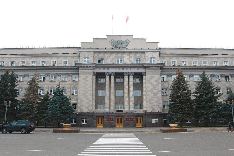 Трое экс губернаторов стали почётными гражданами Оренбургской области Губернатор Евгений Солнцев подписал указ о присвоении звания Почётный гражданин Оренбургской области сразу трём бывшим руководителям региона Высшей областной награды удостоены Денис Паслер в этом году возглавил Свердловскую область Юрий Берг руководивший областью в 2010 2019 годах и Владимир Елагин занимавший пост губернатора в 1991 1999 годах Отметим что ещё один бывший губернатор Алексей Чернышев стал почётным гражданином области в 2019 году Кроме того золотым знаком За заслуги перед Оренбургской областью награждены начальник Оренбургского президентского кадетского училища Татьяна Машковская и и о ректора ОГИИ им Ростроповичей Борис Хавторин