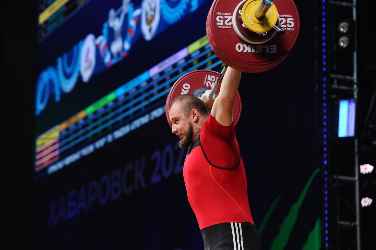  Георгий Василюк представит Хабаровский край на чемпионате России по тяжелой атлетике С 10 по 13 августа 2025 года в Санкт-Петербурге пройдет чемпионат России по тяжелой атлетике 0+ . В соревнованиях примут участие сильнейшие тяжелоатлеты России. Наш край представит Георгий Василюк. Георгий одержал победу в весовой категории до 102 кг на чемпионате Дальнего Востока, который принимал Южно-Сахалинск. Результаты атлета попали в 10 лучших по всем федеральным округам, что доказало его право бороться за звание чемпиона России. Спортсмен выйдет на помост в среду, в заключительный день соревнований, в 15:55 по хабаровскому времени. AmurMedia Прислать новость