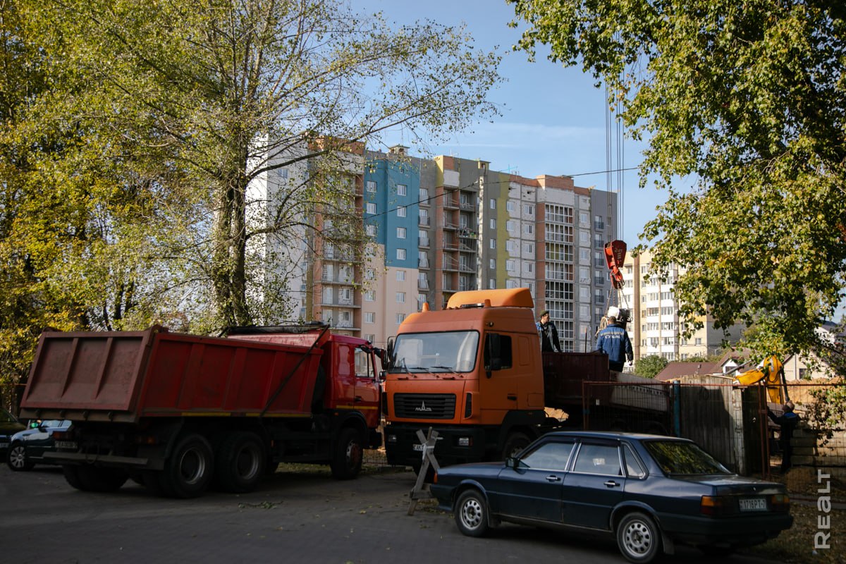 В почти готовом доме предлагают недорогие двушки и трешки Вот условия и цены В Советском районе Минска в прошлом году начали строить десятиэтажный дом На недорогие квадраты в нем могли претендовать очередники без направлений Сегодня когда многоэтажка почти готова госзастройщик предложил минчанам еще 6 квартир В продажу попали просторные двушки и трешки по 75 79 квадратных метров Стоимость квадрата в квартирах 3777 рублей 1270 долларов Выходит что жилье обойдется покупателям в сумму около 283 298 тысяч рублей 95 100 тысяч долларов Рассказываем подробности