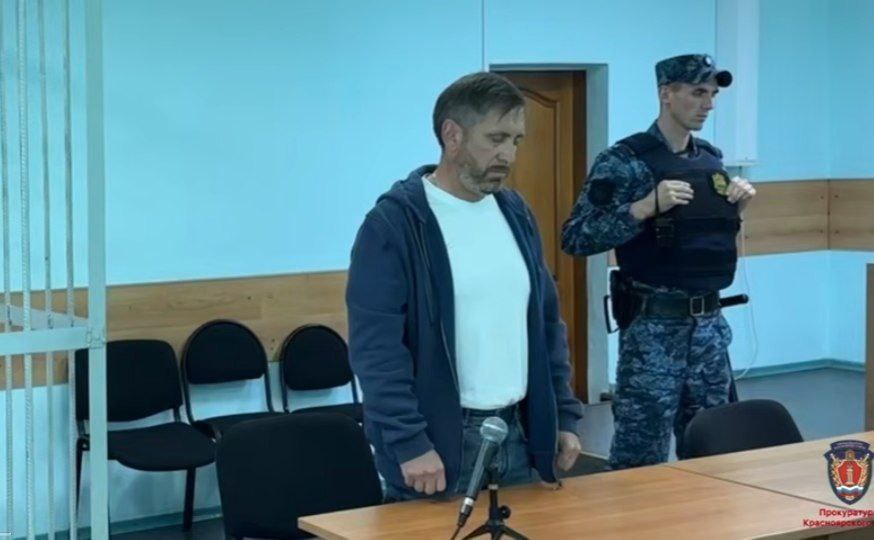 Депутат Горсовета Канска Александр Петров получил условный срок по делу о мошенничестве, ущерб от которого составил 11 миллионов рублей. Об этом сообщили в прокуратуре региона.  По данным следствия, в марте 2023 года администрация Канского района заключила контракт с компанией «Регион 24» на ликвидацию возгорания на полигоне с опилками. Согласно договору, стоимость работ составила 11,7 миллиона рублей. В эту сумму входила закупка золы, соответствующей условиям контракта, и доставка материала на расстояние 37 километров.  Однако, по данным прокуратуры, Петров поручил сотрудникам использовать золу с котельной ООО «ЖКХ „Чечеульское“», расположенной всего в десяти километрах от полигона, вместо предусмотренного договором материала. После этого он подписал акт выполненных работ, не указав на подмену.  Подробнее — на Бабре  #красноярск