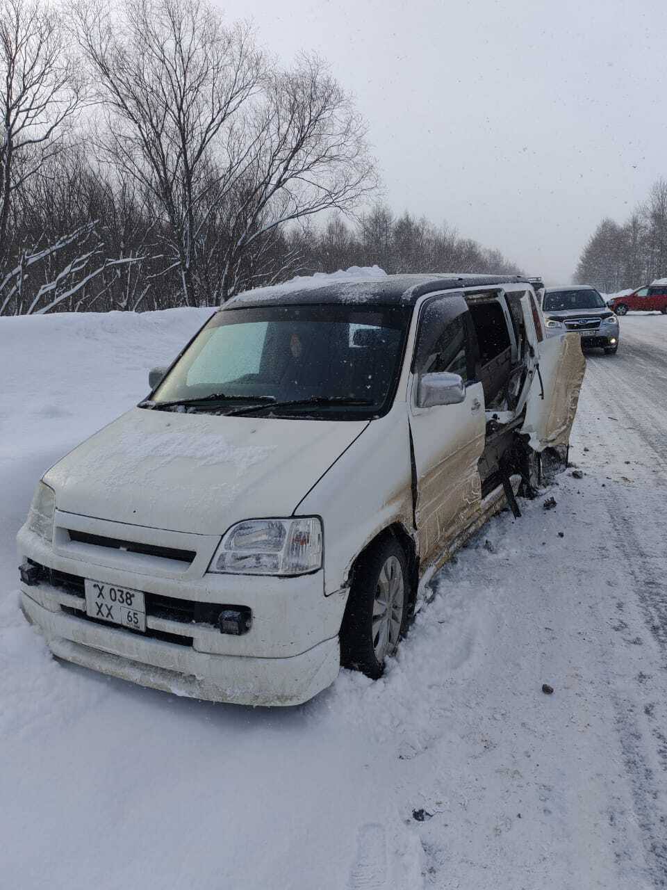 На место выезжали спасатели: два автомобиля столкнулись на трассе в Долинском районе  Авария произошла на автодороге Южно-Сахалинск – Оха. Утром 20 февраля в районе 38 километра жёстко столкнулись Honda Step Wagon и Chevrolet Cruze.  Как сообщили в агентстве по делам ГО, ЧС и ПБ, о происшествии им стало известно 9:56. На место выехал личный состав ПСЧ № 23 Долинска.  “К моменту прибытия спасателей все участники ДТП уже вышли из автомобилей, помощь никому не понадобилась. Сотрудники осмотрели место аварии и отключили АКБ во избежание возгорания от короткого замыкания. Погибших и пострадавших нет”, - добавили в ведомстве.  Убедившись что никакой опасности для окружающих автомобили больше не представляют,  спасатели проследовали в подразделение. На месте работали 3 человека личного состава и 1 единица техники.