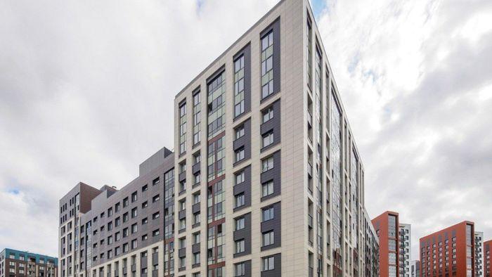 Омичи тратят на ипотеку больше половины зарплаты По данным исследования РИА Новости Омская область заняла 56 е место среди регионов по доступности ипотеки оцениваемой по доле семейного дохода уходящей на жилье Самыми дешевыми регионами стали Чукотка и Ямало Ненецкий округ Здесь жители тратят на жилье 23 28 дохода а средний ежемесячный платеж превышает 82 тыс рублей В Омской области средний платеж по ипотеке составляет 71 6 тыс рублей в месяц около 59 семейного дохода Средняя сумма долга за жилье достигает 4 млн рублей Для сравнения по России в среднем долг составляет 4 6 млн рублей а ежемесячный платёж 80 8 тыс рублей Наименее доступная ипотека зафиксирована в Калмыкии здесь семьи вынуждены тратить на жилье 114 своего среднемесячного дохода При этом самый высокий ежемесячный платёж по ипотеке наблюдается у москвичей 134 3 тыс рублей