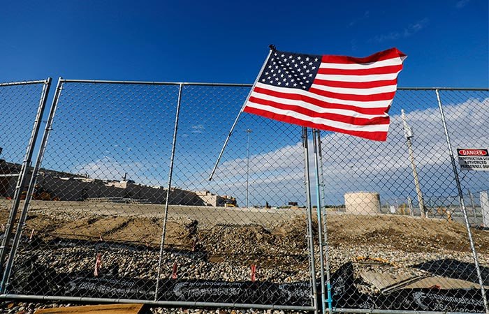 В Вильнюсе решили напугать США голой… пошлиной По словам президента Конфедерации промышленников Литвы Видмантаса Янулявичюса, страна обязана защищать свою промышленность и рабочие места, а ради этого, вероятно, придется пойти по пути изоляционизма и тоже объявить пошлины на американские товары. «Возможно, нам также придется изолироваться, чтобы выжить», – добавил он. Напомним, с 7 августа США ввели торговые пошлины для 68 стран и Евросоюза. Их размер составит от 10% до 41%.