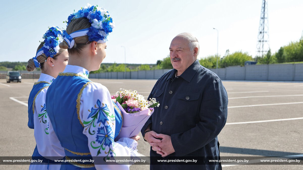 Александр Лукашенко сегодня посещает ОАО "Беллакт" в Волковыске По прибытии Президент в первую очередь поинтересовался ситуацией на полях – что посеяно, как ведется рекультивация. Председатель Гродненского облисполкома Юрий Караев доложил о социально-экономическом развитии региона. Затем Главе государства представили производственную базу "Беллакта" – участок расфасовки детского питания, где за сутки могут переработать более 25 тонн сухой смеси и выпустить порядка 60 тысяч продукции. На предприятии Александру Лукашенко рассказали о планах построить дополнительное производство сухого детского питания, которое востребовано не только внутри страны, но и за рубежом. В планах – расширить географию экспорта в страны Азии, Африки, Латинской Америки.