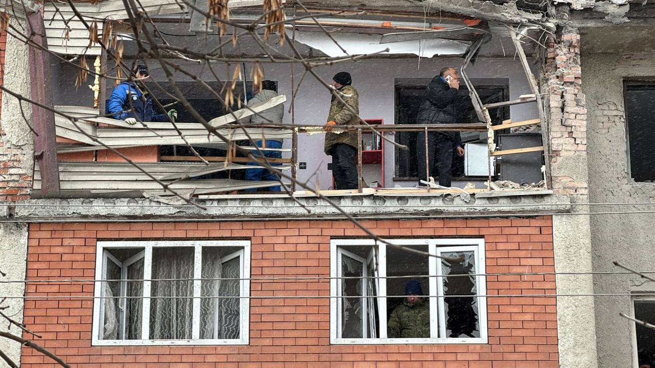 На месте происшествия в Беслане запустили котельную энергетики восстанавливают электричество завершается уборка Коммунальщики приступают к ремонту кровли и оконных рам в доме пострадавшем от падения БПЛА По распоряжению главы Сергея Меняйло для устранения последствий работают коммунальные службы