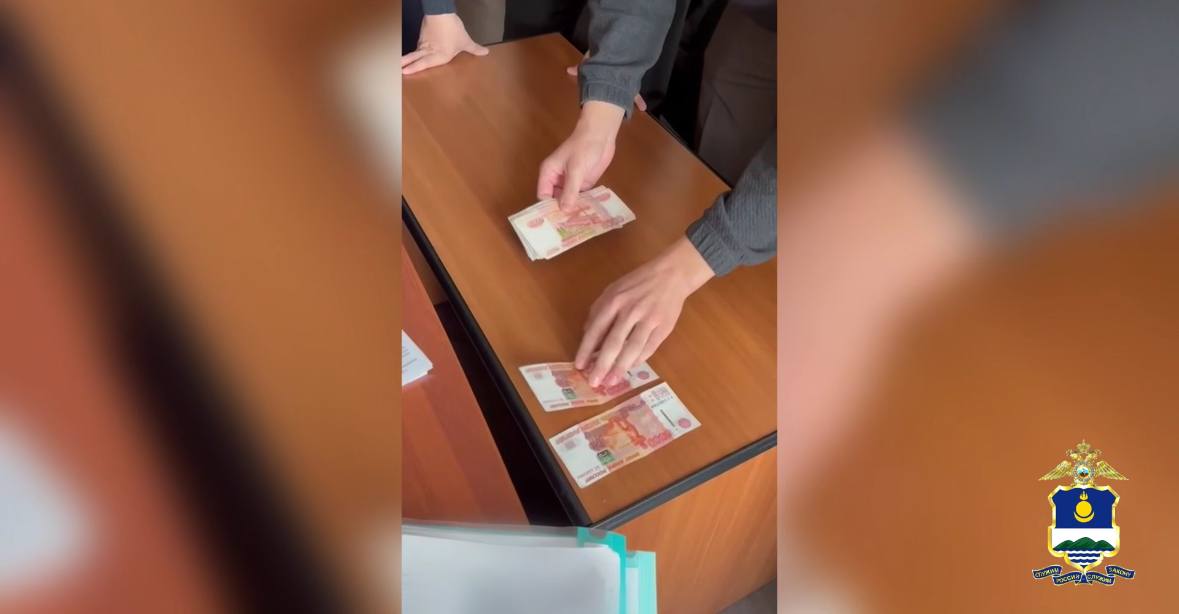 Суд рассмотрит уголовное дело на чиновника из мэрии Улан-Удэ Напомним, бывший директор Управления эксплуатации административных зданий администрации Улан-Удэ присвоил премии подчиненных. Всего 67 500 рублей. В полицию поступила жалоба одного из сотрудников. После следственных действий полиция изъяла деньги у экс-директора.