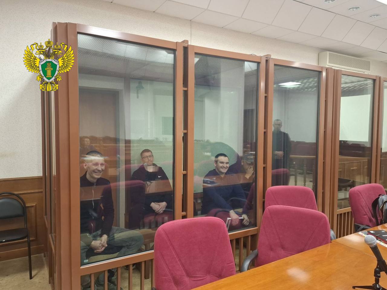 В Екатеринбурге на основании вердикта присяжных заседателей осуждены участники банды по уголовному делу о похищении человека хищении цифровой валюты в сумме эквивалентной свыше 5 млн рублей и других преступлениях Сегодня 21 ноября 2025 года Свердловский областной суд на основании вердикта коллегии присяжных заседателей и доказательств представленных государственным обвинителем вынес приговор по уголовному делу в отношении четырех мужчин В зависимости от роли и степени участия в инкриминируемых деяниях они признаны виновными в совершении преступлений по ч 2 ст 209 УК РФ участие в банде и в совершаемых ею нападениях чч 2 3 ст 126 УК РФ похищение человека пп а б ч 4 ст 162 УК РФ разбой п а ч 4 ст 174 1 УК РФ совершение финансовых операций с денежными средствами и иным имуществом приобретенными в результате совершения преступления в целях придания правомерного вида их владению в крупном размере организованной группой п в ч 5 ст 290 УК РФ получение должностным лицом лично взятки в виде денег за незаконные действия в крупном размере п е ч 3 ст 286 УК РФ превышение должностных полномочий из корыстной заинтересованности ч 5 ст 33 пп б ч 4 ст 162 УК РФ пособничество в разбое в особо крупном размере В ходе рассмотрения в суде уголовного дела установлено что житель Алтайского края весной 2023 года после получения информации о наличии у жителя г Екатеринбурга денежных средств и цифровой валюты на общую сумму свыше 500 млн рублей создал банду в целях нападения на последнего и совершения хищения у него денег и цифровой валюты Банда действовала в период с марта по август 2023 года В ее состав входили 6 человек из них одно лицо органами следствия не установлено в связи с чем материалы в отношении него выделены в отдельное производство В том числе в состав банды входил бывший сотрудник ГУ МВД России по Алтайскому краю А также для сбора сведений о потерпевшем был вовлечен на тот момент действующий сотрудник полиции начальник отделения ЭБ и ПК ОМВД России по г Новоалтайску не осведомленный о совершении преступления в составе банды и наличии у ее участников огнестрельного оружия Члены банды были обеспечены огнестрельным оружием и патронами к нему Перед совершением преступления участники банды собирали информацию о потерпевшем наблюдая за его графиком работы маршрутами передвижения При этом начальник отделения ЭБ и ПК ОМВД России по г Новоалтайску за взятку в размере 300 тыс рублей предоставил сведения из информационных баз данных МВД России о местах жительства потерпевшего используемых им транспортных средствах и также сведения о близких потерпевшего Членами банды было спланировано и совершено в июле 2023 года в пос Рудный г Екатеринбурга разбойное нападение на потерпевшего Похитив мужчину и вывезя его в лесной массив в Нижне Исетском лесопарке г Екатеринбурга соучастники удерживали его пока потерпевший не сообщил им логин и пароль от принадлежащих ему электронных криптовалютных кошельков После получения доступа участники банды перевели цифровую валюту в сумме эквивалентной свыше 5 6 млн рублей на дату совершения преступления Впоследствии осужденные продали постороннему лицу цифровую валюту на сумму свыше 4 млн рублей Необходимо отметить что двое из четверых осужденных оправданы по пп а б ч 4 ст 162 УК РФ а один из них оправдан ч 2 ст 209 УК РФ и п а ч 4 ст 174 1 УК РФ   Свердловский областной суд назначил четырем фигурантам наказание в виде лишения свободы на срок от 7 до 14 лет с отбыванием в исправительной колонии строгого режима с ограничением свободы на срок от 1 года до 1 года 9 месяцев Кроме того троим из них назначено дополнительное наказание в виде штрафа в размере от 500 тыс рублей до 950 тыс рублей Одному из осужденных бывшему сотруднику полиции назначено в качестве дополнительного наказания лишение права занимать должности рядового и начальствующего состава в органах внутренних дел и иных правоохранительных органах на срок 5 лет с лишением специального звания майор полиции