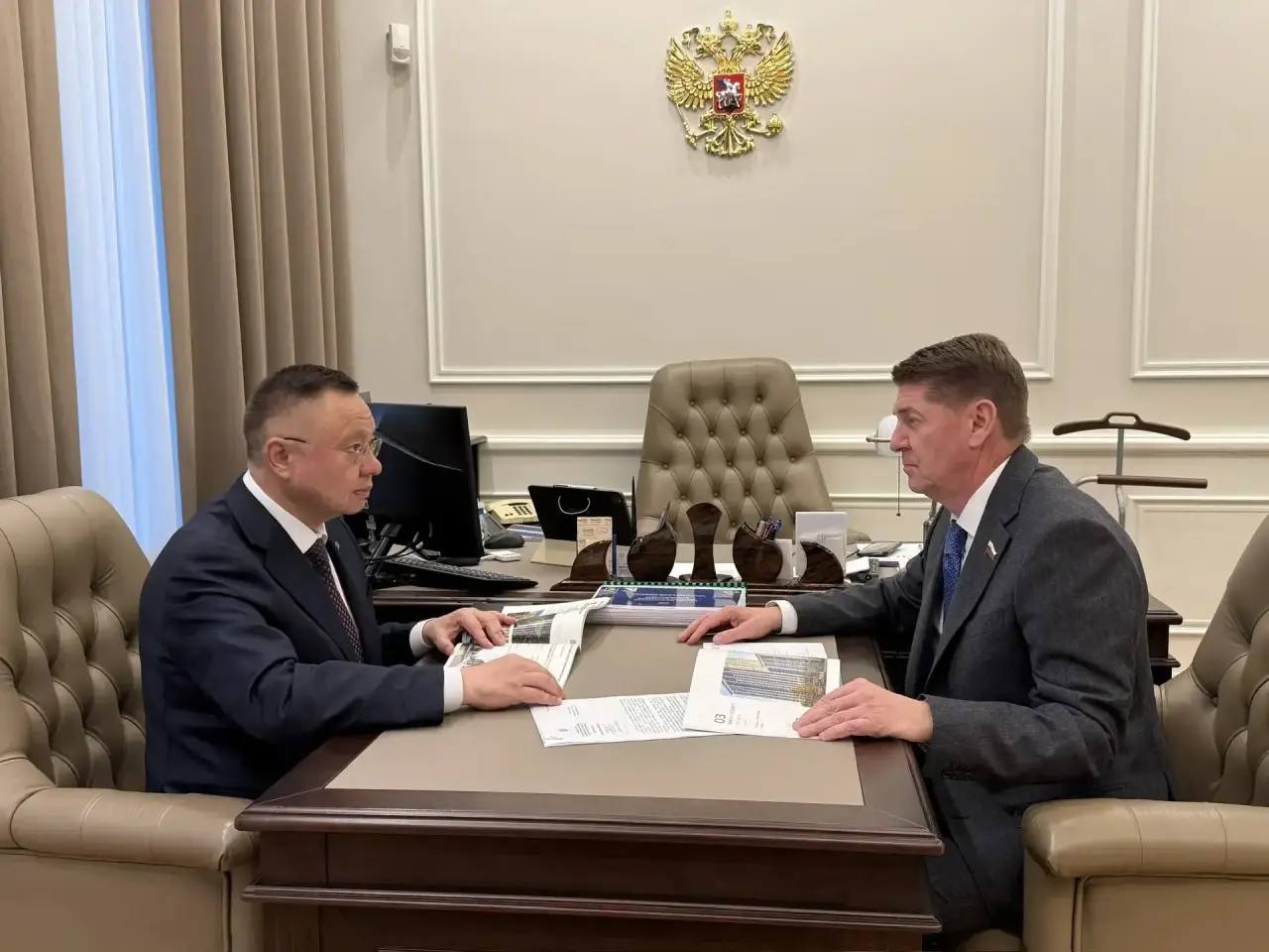 В Совете Федерации в рамках Совета по вопросам жилищного строительства и содействия развитию жилищно коммунального комплекса при СФ состоялась рабочая встреча Главы Минстроя России Ирека Файзуллина и Председателя Комитета Совета Федерации по федеративному устройству региональной политике местному самоуправлению и делам Севера Андрея Шевченко  Обсудили актуальные вопросы развития жилищного строительства и модернизации ЖКХ в том числе в рамках реализации национального проекта Инфраструктура для жизни а также актуализацию нормативно правовой базы В ходе встречи рассмотрели вопросы совершенствования законотворческой деятельности в строительной отрасли и сфере жилищно коммунального хозяйства которые направлены на развитие мер поддержки граждан и отрасли Одной из тем обсуждения стало достижение показателей национальных целей развития утвержденных Указом Президента России 309 В рамках реализации нацпроекта Инфраструктура для жизни все инструменты и механизмы обеспечивают комплексный подход и создание развитой удобной инфраструктуры для граждан Отдельно остановились на вопросах обновления лифтового фонда и внедрения национального мессенджера МАХ в сферу ЖКХ которые поднимались на еженедельном совещании с регионами и главными распорядителями бюджетных средств Минстрой России находится в плотном взаимодействии с депутатами Государственной Думы и сенаторами Совета Федерации для совершенствования законодательной базы направленной на улучшение жизни граждан Минстрой России в MAX