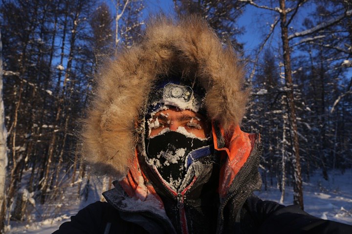 Швейцарский физик в одиночку покоряет якутские морозы Ученый из Швейцарии Мацей Беста решил испытать себя не в лаборатории а на вершине горы Победа самой высокой точки Якутии Физик работавший с Большим адронным коллайдером променял поиски тайн вселенной на экстремальное восхождение в одиночку при температуре ниже 50 Говорит ищет пределы человеческих возможностей   Читайте новости Саха вам не Деште Лут в МАХ
